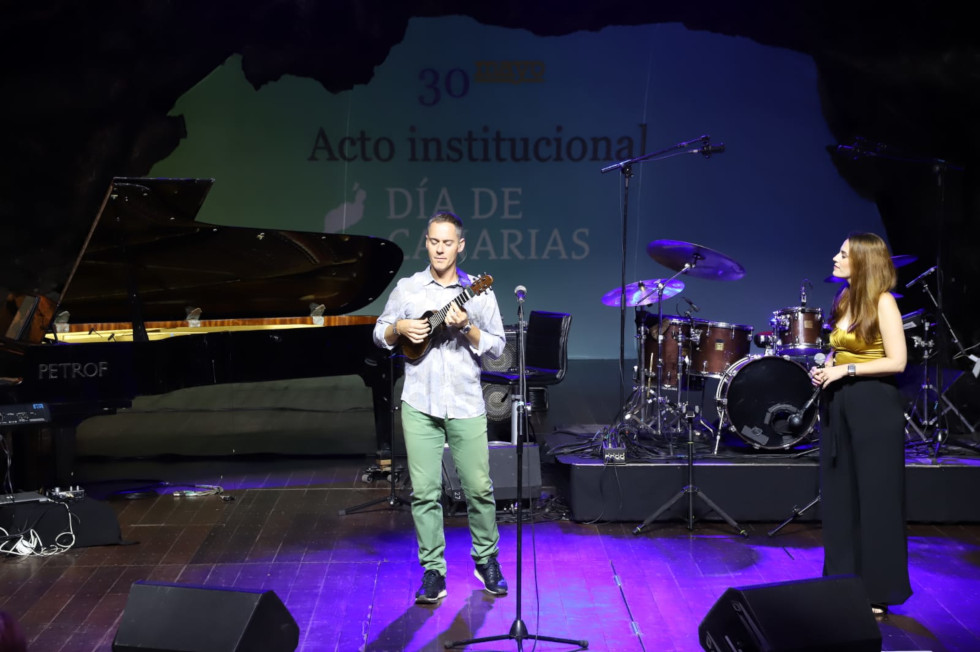 El timple de Germán López pone el ritmo isleño a los Jameos del Agua en